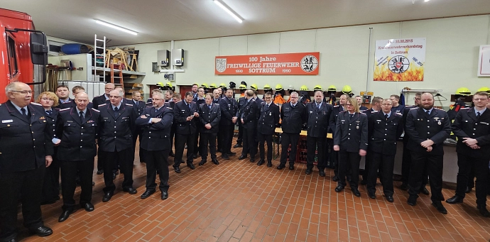 Eine Gruppe von Feuerwehrmännern und Frauen steht in Uniform in einem Raum. © Landkreis Rotenburg (Wümme)